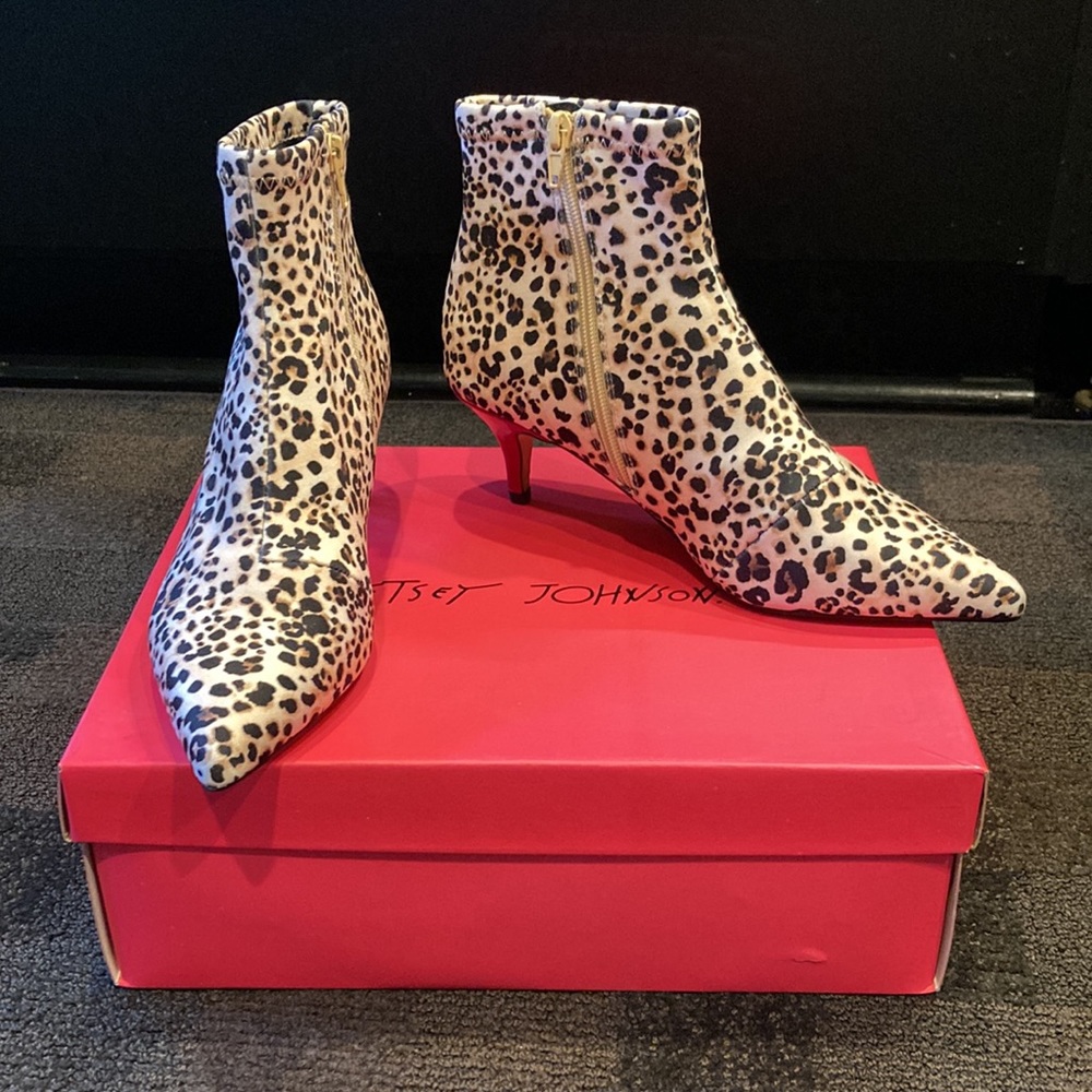 NEW Leopard Vegan Ankle Booty w/Red Patent Kitten Heel by Betsey Johnson sz 7.5 - Picture 8 of 8